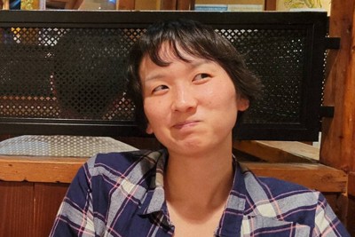 ひき逃げ事故に遭った高橋智子さん。スタッフや共演者からも慕われていた＝碗プロダクション提供