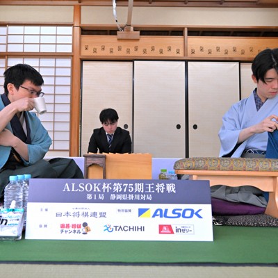 永瀬九段が攻め、藤井王将が守る展開 王将戦第1局1日目午前の戦況