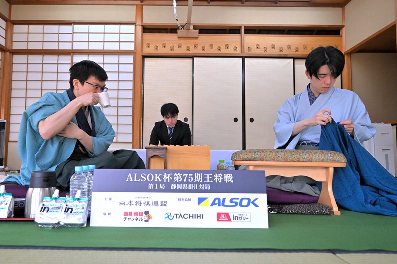 永瀬九段が攻め、藤井王将が守る展開 王将戦第1局1日目午前の戦況