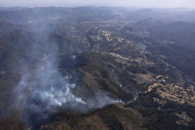 延焼が続く山梨県上野原市の扇山＝2026年1月11日午前10時15分、本社ヘリから