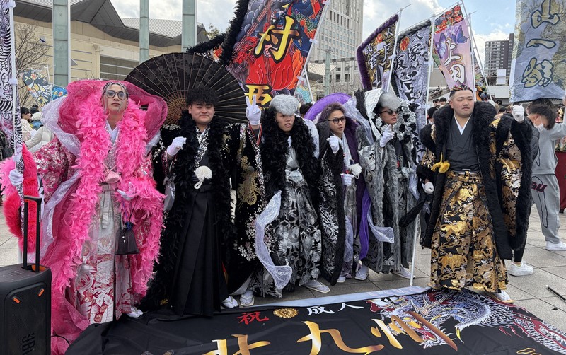 ド派手衣装で「一体感」 北九州・二十歳の記念式典に8800人 | 毎日新聞