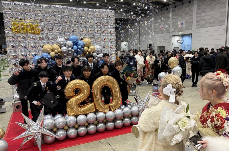 ド派手衣装で「一体感」 北九州・二十歳の記念式典に8800人 | 毎日新聞