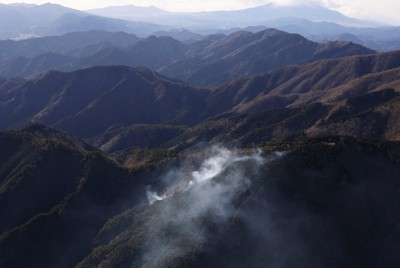 白煙を上げて燃える山林＝神奈川県秦野市で2026年1月11日午後2時9分、本社ヘリから