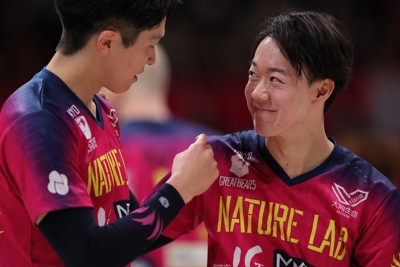 【東京GB－WD名古屋】第1セット、得点し東京GBの後藤陸翔（左）と笑顔で見つめ合う近藤蘭丸＝有明コロシアムで2026年1月10日、吉田航太撮影