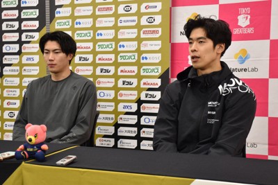 試合後の記者会見に臨むウルフドッグス名古屋の宮浦健人選手（右）と水町泰杜選手＝東京・有明コロシアムで2026年1月11日、小林悠太撮影