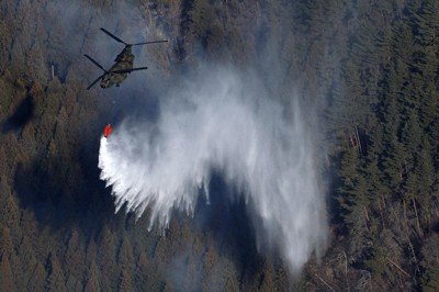 延焼が続く山梨県上野原市の扇山で行われる消火活動＝2026年1月11日午前10時22分、本社ヘリから