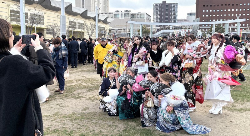 ド派手衣装で「一体感」 北九州・二十歳の記念式典に8800人 [写真特集2