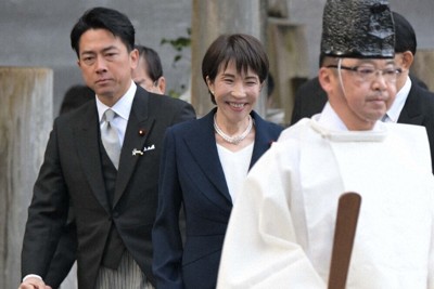 伊勢神宮内宮を参拝する高市早苗首相（中央）ら＝山崎一輝撮影