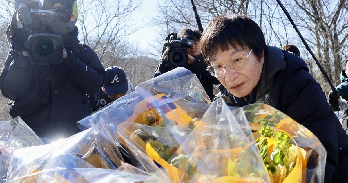 軽井沢スキーバス事故10年　教え子犠牲の尾木さん献花「安心して」