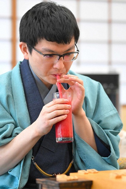 勝負めしにおやつ 際立つ永瀬九段の食欲旺盛ぶり 藤井王将は安定感