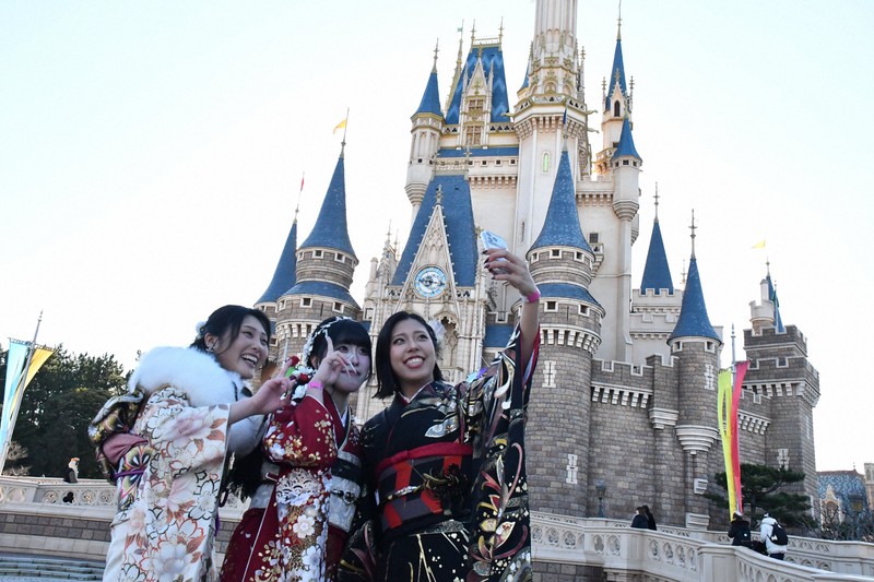 シンデレラ城から未来へ進もう TDLで浦安市の成人式 25回目 | 毎日新聞