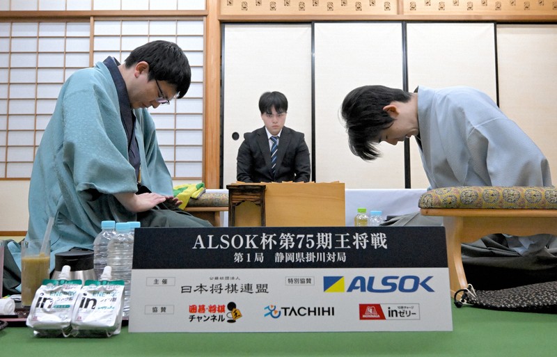 王将戦第1局 永瀬九段先勝 藤井王将とスピード勝負 1分将棋制す | 毎日新聞