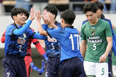 青森山田を破り、喜ぶ大津の選手たち＝千葉市のフクダ電子アリーナで2025年12月31日