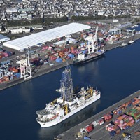 静岡市清水区の清水港を出港する地球深部探査船「ちきゅう」＝2026年1月12日午前8時57分、本社ヘリから