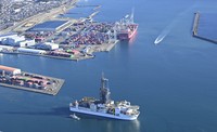 静岡市清水区の清水港を出港する地球深部探査船「ちきゅう」＝2026年1月12日午前9時3分、本社ヘリから
