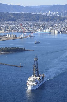 静岡市清水区の清水港を出港する地球深部探査船「ちきゅう」＝2026年1月12日午前9時19分、本社ヘリから