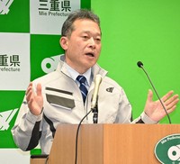Mie Gov. Katsuyuki Ichimi speaks about the prefecture considering halting employment of foreign staff, at the prefectural headquarters in Tsu, Jan. 8, 2026. (Mainichi/Masaya Shibuya)