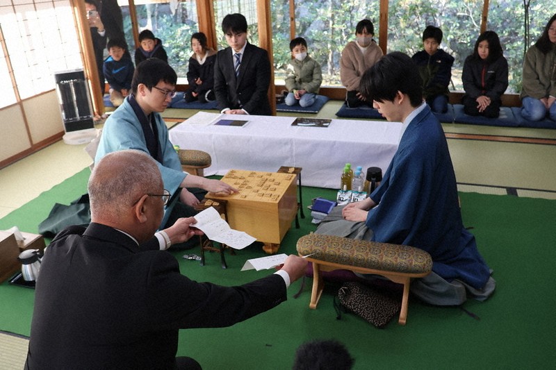 将棋のまち・掛川城対決：第75期王将戦 第1局 静かな激戦 ファン沸く