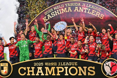 昨季のJ1でリーグ優勝し、喜ぶ鹿島の選手たち＝メルカリスタジアムで2025年12月6日、西夏生撮影