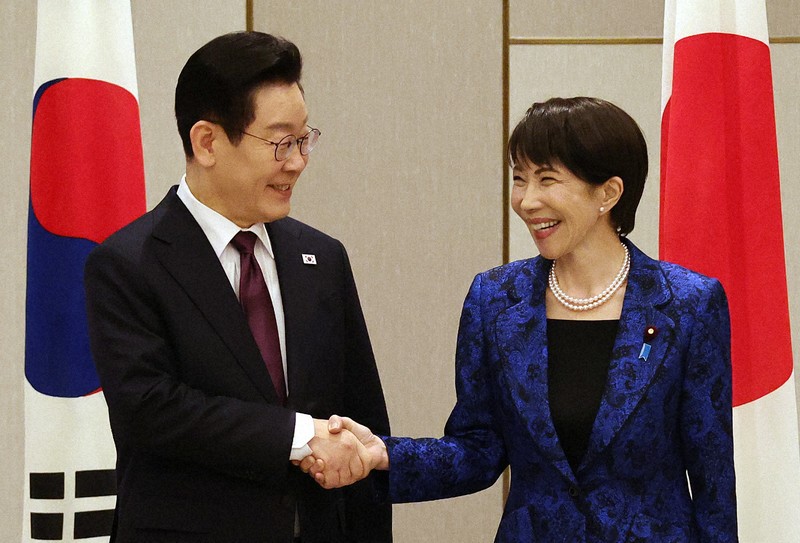 高市首相がサプライズ出迎え 李氏は笑顔で動揺 日韓首脳会談 | 毎日新聞