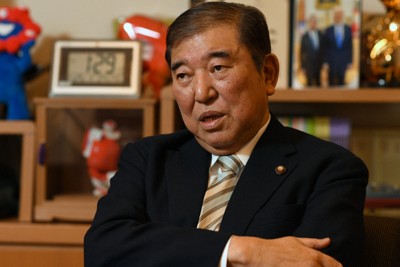 インタビューに答える石破茂前首相＝東京都千代田区で2025年11月25日、宮本明登撮影