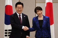 高市首相がサプライズ出迎え 李氏は笑顔で動揺 日韓首脳会談 | 毎日新聞