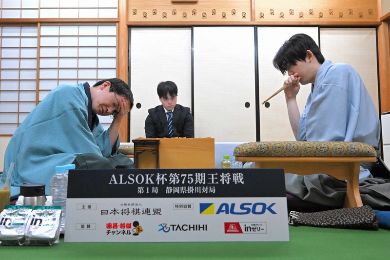 藤井王将より鋭利だった永瀬九段の「真剣」 王将戦第1局 | 毎日新聞