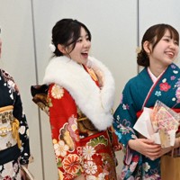 語り部活動をともにした仲間との再会を喜び合う岩槻佳桜さん（左から2人目）＝宮城県の気仙沼市東日本大震災遺構・伝承館で2026年1月11日午後2時40分、百武信幸撮影