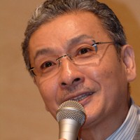 「ニュースステーション」の降板が決まり、記者会見する久米宏さん＝東京・六本木のテレビ朝日本社で2003年8月26日午後7時36分、根岸基弘撮影