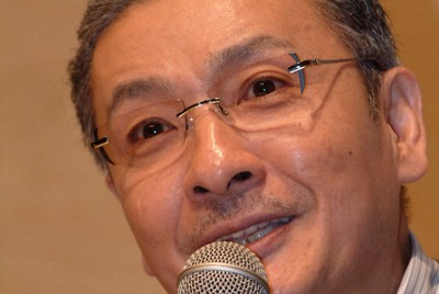 「ニュースステーション」の降板が決まり、記者会見する久米宏さん＝東京・六本木のテレビ朝日本社で2003年8月26日午後7時36分、根岸基弘撮影