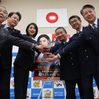 特殊詐欺防止を呼びかけるタイアップポスターの贈呈式に出席した天海祐希さん（左から3人目）や県警の住友一仁本部長（同4人目）ら＝福岡県警本部で2026年1月13日午前9時36分、金将来撮影