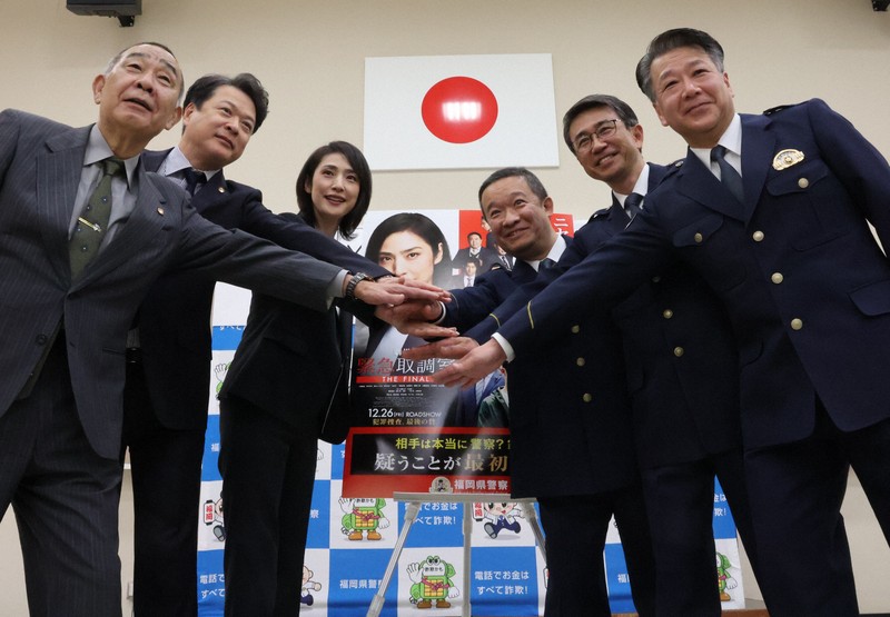特殊詐欺防止を呼びかけるタイアップポスターの贈呈式に出席した天海祐希さん（左から3人目）や県警の住友一仁本部長（同4人目）ら＝福岡県警本部で2026年1月13日午前9時36分、金将来撮影