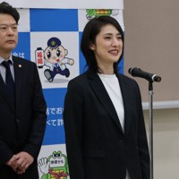 特殊詐欺防止を呼びかけるタイアップポスターの贈呈式であいさつする天海祐希さん（右）＝福岡県警本部で2026年1月13日午前9時26分、金将来撮影
