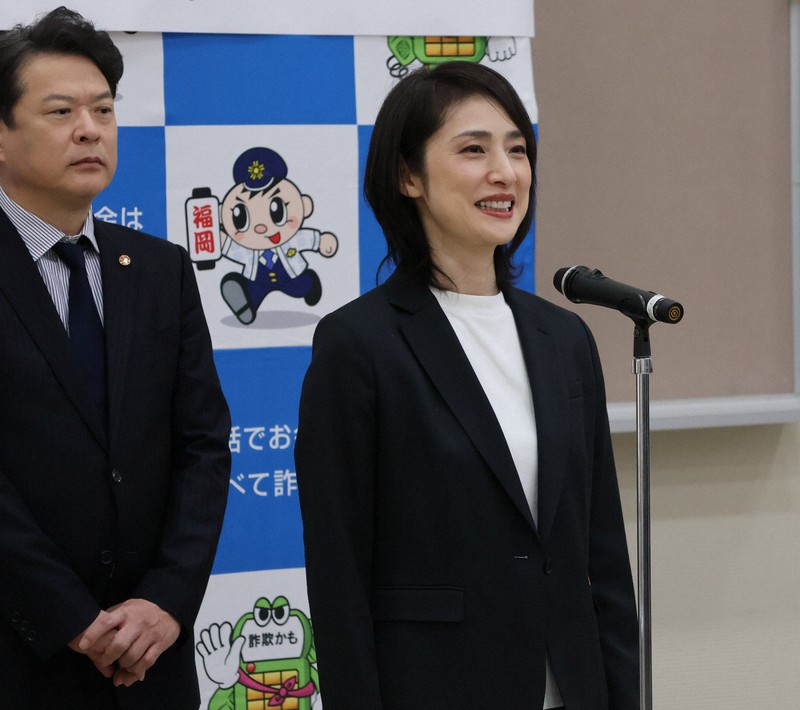 特殊詐欺防止を呼びかけるタイアップポスターの贈呈式であいさつする天海祐希さん（右）＝福岡県警本部で2026年1月13日午前9時26分、金将来撮影