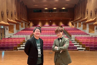 ピアノ調律師の津久井俊彦さん（左）とピアニストの石井琢磨さん。「石井琢磨 ピアノリサイタルツアー 2025 たくおん 5th ANNIVERSARY」で＝津久井さん提供