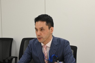 取材に答える横浜市の久保田淳人事部長＝同市中区で2026年1月13日午前11時53分、矢野大輝撮影