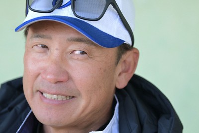 初練習後、記者の質問に答えるジェイプロジェクトの二岡智宏監督＝愛知県半田市で2026年1月7日午前11時56分、山崎一輝撮影