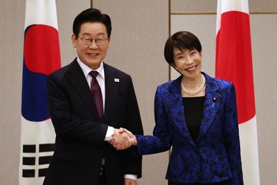 日韓首脳会談で握手する高市早苗首相（右）と李在明大統領＝奈良市で2026年1月13日午後2時29分（代表撮影）