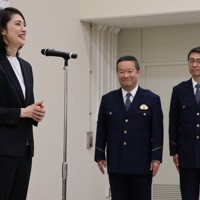 特殊詐欺防止を呼びかけるタイアップポスターの贈呈式であいさつする天海祐希さん（左）＝福岡県警本部で2026年1月13日午前9時26分、金将来撮影