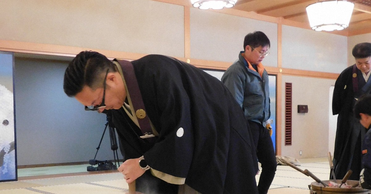 成田山新勝寺で福枡作り 節分会に向け 平安祈り、年号書き入れ [写真