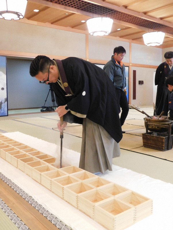成田山新勝寺で福枡作り 節分会に向け 平安祈り、年号書き入れ [写真
