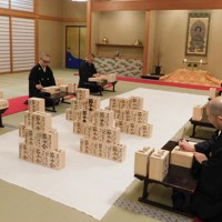 成田山新勝寺で福枡作り 節分会に向け 平安祈り、年号書き入れ [写真