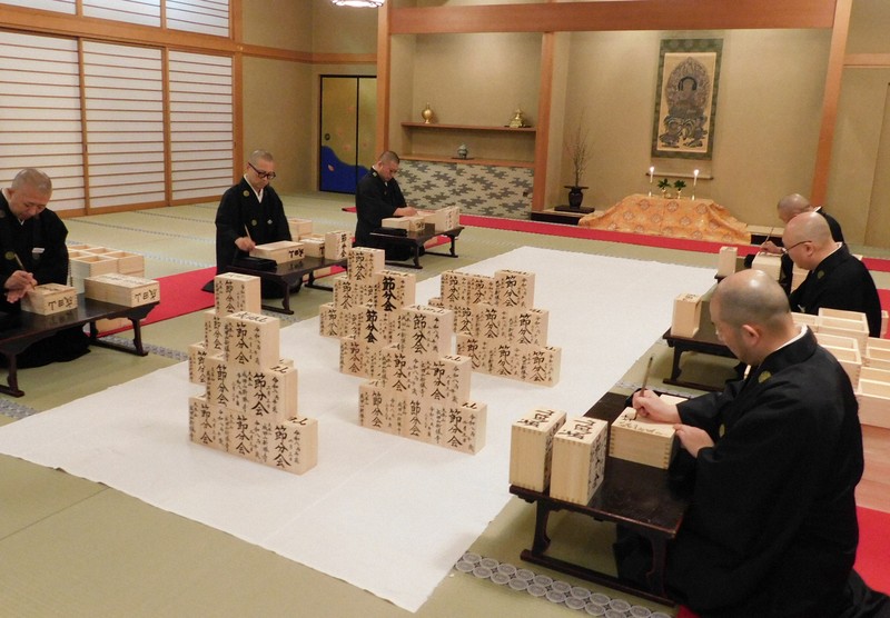 成田山新勝寺で福枡作り 節分会に向け 平安祈り、年号書き入れ [写真
