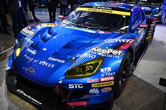 SUBARU(スバル)が東京オートサロンに出品した「スバルBRZ GT300」。水平対向6気筒エンジンを搭載する=千葉市の幕張メッセで2026年1月9日、川口雅浩撮影