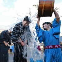 奇祭「水祝儀」で冷水を浴びる四家哲人さん（中央）ら花婿＝福島県いわき市で（共同）