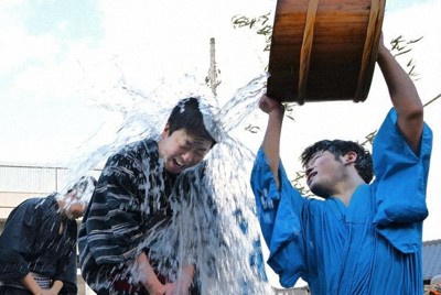 奇祭「水祝儀」で冷水を浴びる四家哲人さん（中央）ら花婿＝福島県いわき市で（共同）