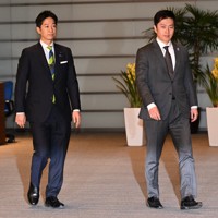 高市早苗首相との面会のため、首相官邸に入る日本維新の会の吉村洋文代表（右）と藤田文武共同代表＝2026年1月14日午後5時24分、平田明浩撮影