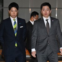 高市早苗首相との会談を終えた日本維新の会の吉村洋文代表（右）と藤田文武共同代表＝首相官邸で2026年1月14日午後6時45分、平田明浩撮影