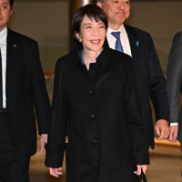 与党幹部との会談を終え、首相官邸を出る際に報道陣の呼びかけに応じる高市早苗首相＝2026年1月14日午後7時37分、平田明浩撮影