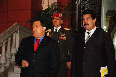 2012年当時のベネズエラのチャベス大統領（左）とマドゥロ外相（右）＝カラカスの大統領府で2012年9月27日、國枝すみれ撮影
